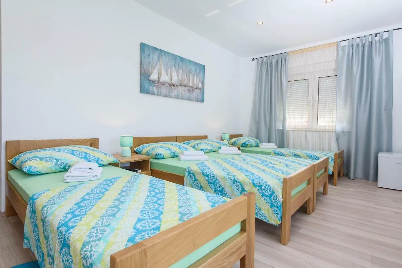 Luxury Rooms Ivana Kaštela 3*,